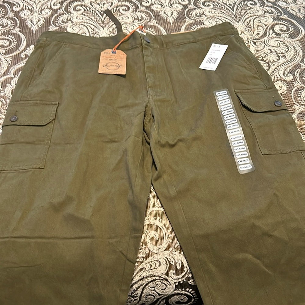 Men’s cargo pants 2x. The color is olive.